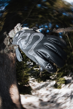 VOLCOM HIPEE GLOVE J6852609 BLK -  16-09-2025/1758057859j6852609_blk_lifestyle-4.jpg