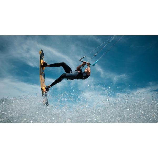 AIRUSH SWITCH V11 -  07-11-2022/166784017722_airush_gallery_twintips_switch_img-02-pcthl9vv6e0ol2jm9z2h9iv0zjxl67v2l7tv729chc.jpg