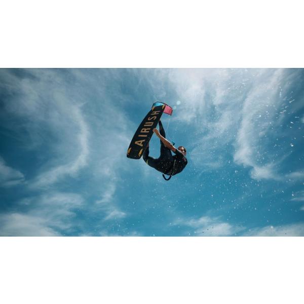 AIRUSH SWITCH V11 -  07-11-2022/166784017822_airush_gallery_twintips_switch_img-04-pcthl9vv6e0ol2jm9z2h9iv0zjxl67v2l7tv729chc.jpg