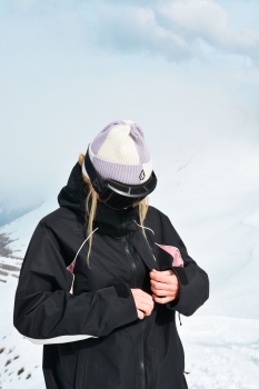 VOLCOM CHECK THIS BEANIE K5852604 LVA -  16-09-2025/1758058957h0652606_blk_lifestyle_7.jpg